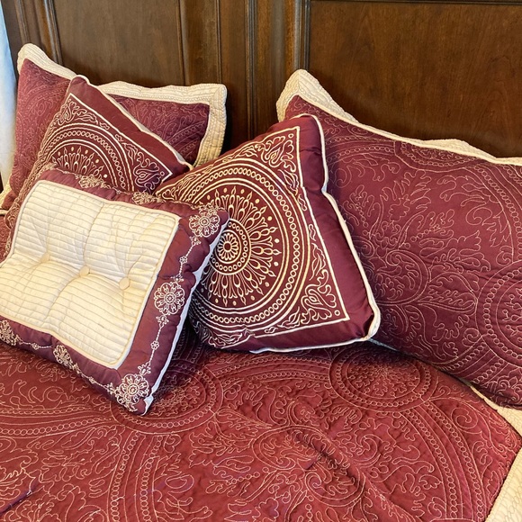 Queen size red & cream bed spread w/ 2 pillow shams and 4 throw pillows - Picture 3 of 6